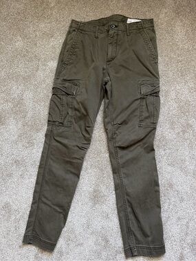 GAP Men's Dark Olive Cargo Pants with Side Pockets